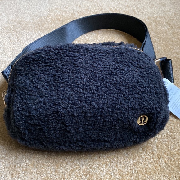 Lululemon Everywhere Belt Bag black fleece gold hardware luxe nwt waist pack - Picture 9 of 10
